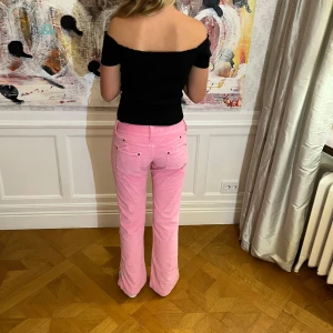 Manchesterbyxor - Perfekta rosa manchesterbyxor. Mycket bra skick. Innerbenslängd: 81cm midjemått: 82cm