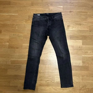Jack and jones jeans slim glenn - ett par jätte fina jack n jones jeans i storlek w29 l32 köpta i march för 900 och hag säljer för 139. har tappat lite färg fast enligt mig har de bara blivit snyggare. modellen är slim glenn.