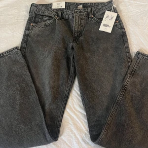 Straight low waist jeans - Ett par svarta straight low waist jeans från H&M i stl 40! De sitter som 36/38 och passar tyvärr inte mig. Nypris 399kr och alla lappar sitter kvar🥰