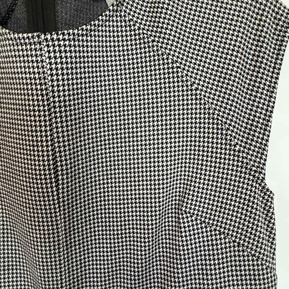 Hundtandsmönstrad fodralklänning