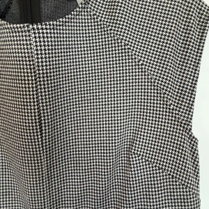 Hundtandsmönstrad fodralklänning  - Hundtandsmönstrad knälång fodralklänning med midjedetaljer och sprund bak