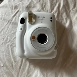Instax kamera - En helt oanvänd instax kamera i toppenskick som till och med ha bildpaketet kvar med helt oanvända bilder som kommer med på köpet. Nypris 1000