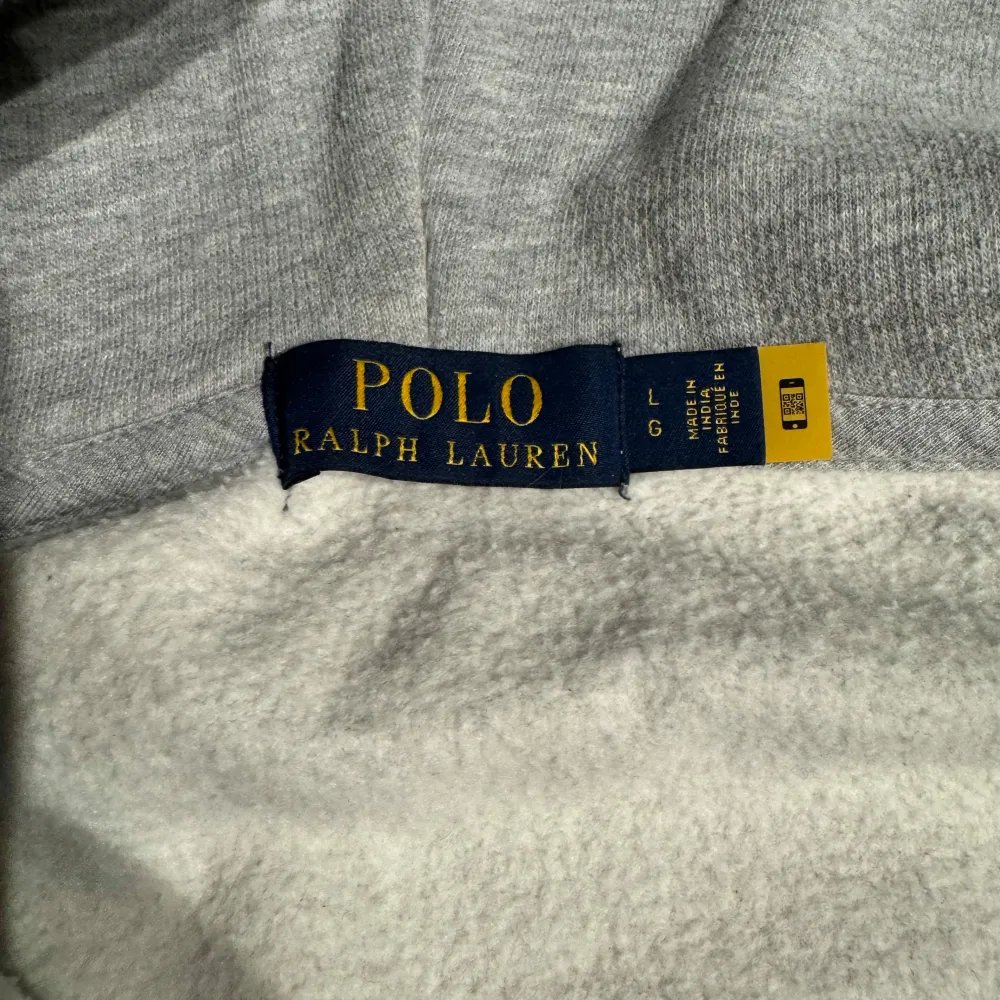 Tjena! Säljer en riktigt fin Ralph Lauren tröja i storlek L. Skicket på tröjan är 9/10. Kom gärna med bud och Hör av er vid fler frågor eller funderingar! MVH . Hoodies.