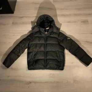 Calvin Klein jacka  - Säljer snygg Calvin Klein jacka i mycket bra skick! Billigare än vanligtvis!!! OBS! Jackan är köpt på Zalando och därmed äkta.