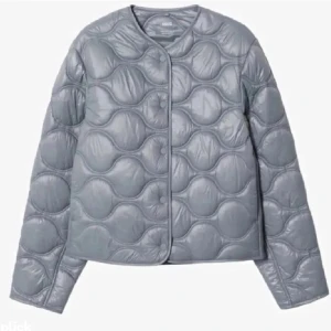 Mango jacka quiltad i blå 💙 - Lättviktsjacka från mango i blå/grå färg, superfin och inte använd alls mycket! Storlek xs 🙌🏼