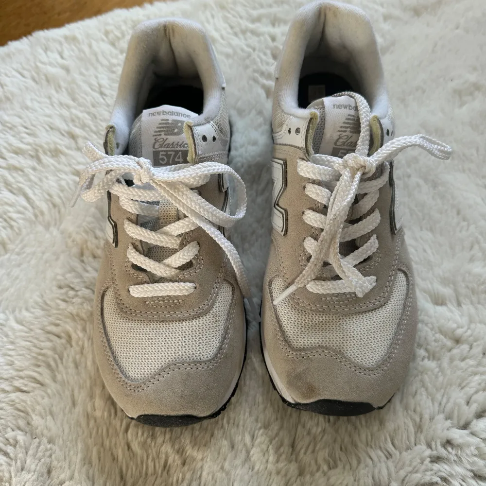 Knappt använda New balance skor. Säljer för 600, pris kan diskuteras💕. Skor.