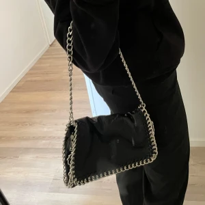 Liknande Stella McCartney - Lik Stella McCartney väska, har långt band man kan göra kort och nästintill oanvänd. Skulle den är mellan i storlek.