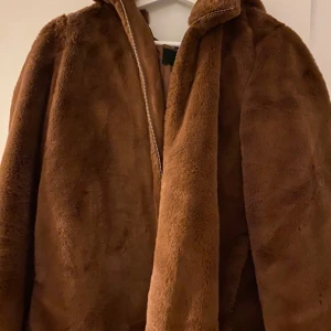 pälsjacka - fuskpäls, så skön och fin. typ ny