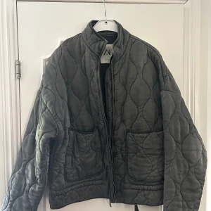 Quiltad jacka från Zara  - Jättefin grå vadderad jacka från Zara, använd fåtal gånger så är i väldigt bra skick🖤