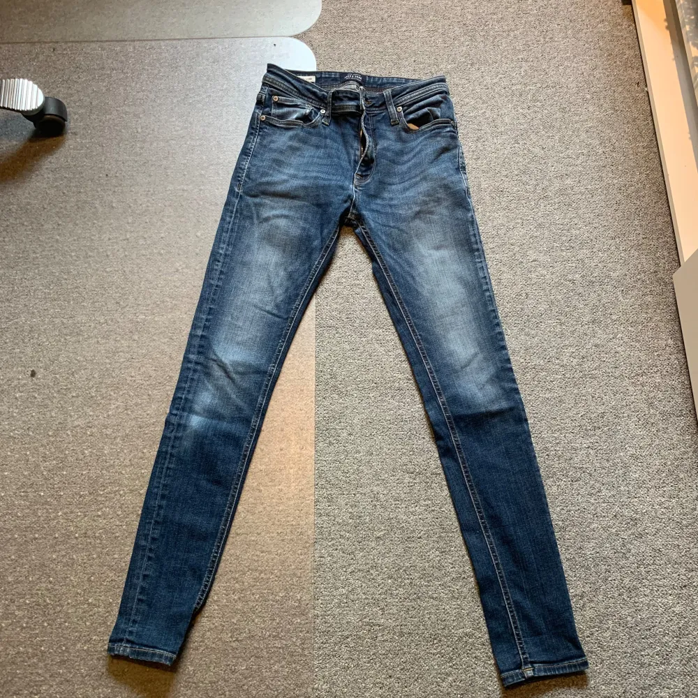 Snygga jeans från Jack and Jones. Sitter slim och stilrent. Passar ej mig längre så de säljs för ett schysst pris. Knappt använda på några månader. Inga defekter eller liknande sitter snyggt. Passar 173 och neråt. Jeans & Byxor.