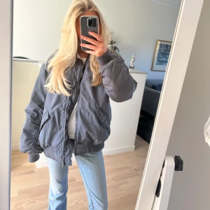 Bomberjacka  - Jättefin Grå  oversized bomberjacka från hm i xs men skulle säga att den passar allt från xs-m beroende på hur man vill att den ska sitta.
