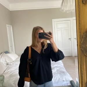 Blus - Super söt blus som nästa är helt oanvänd!! Skriv vid frågor eller fler bilder 💓
