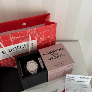 Omega x Swatch Mission to Venus (Moonswatch) -  Tja! Säljer nu en fräsch Moonswatch.   Den är använd 2 gånger då min tjej inte tyckte om den, så den är som ny! Allt som är original tillkommer + Samt ett helt nytt mesh band (aldrig använt). Kvitto och garanti finns! Inköpt: 28/6/2024