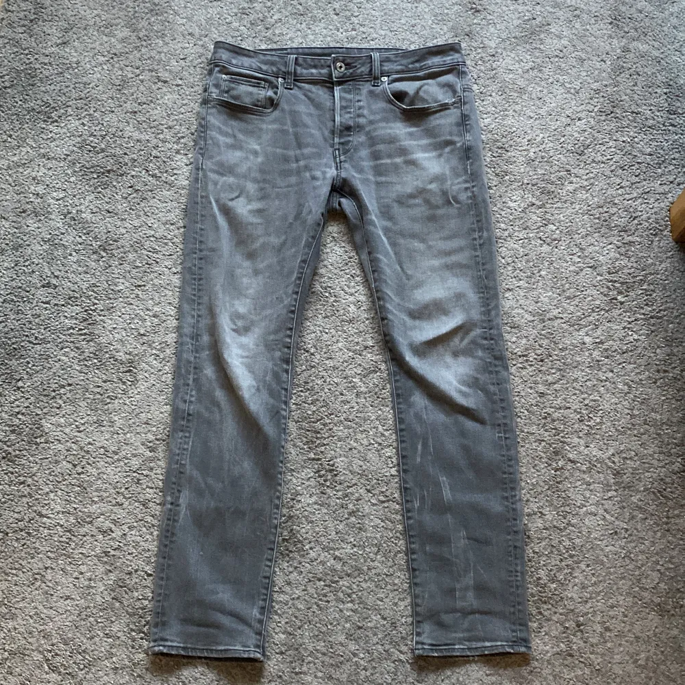 Tja, säljer min tvär snygg g-star raw jeans i färgen grå, byxorna är så gott som nya och är i modellen slim fit, en liten defekt finns på vänster fram ficka (3e bilden). Jeans & Byxor.