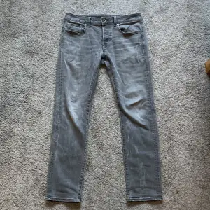 Tja, säljer min tvär snygg g-star raw jeans i färgen grå, byxorna är så gott som nya och är i modellen slim fit, en liten defekt finns på vänster fram ficka (3e bilden)