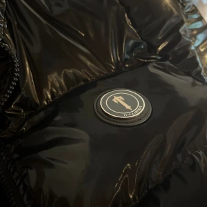 Svart pufferjacka från Trapstar - Säljer en snygg svart pufferjacka från Trapstar. Jackan har en defekt inuti men inget som syns på utsidan, kan skicka bild på det privat. Frakten är inkluderad i priset.🖤