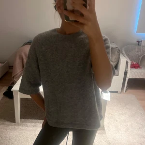 Stickad tshirt other stories - Så fin stickad topp från other stories , grå