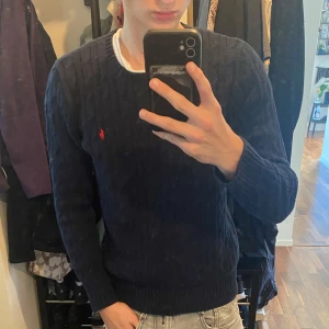 Polo ralph lauren cable knit - Mörkblå tjocktröja från ralph lauren Hyfsat ny, inga synliga defekter Storlek S