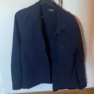 Overshirt - En marinblå Overshirt från märket Gabba. Som ny endast använd några gånger. Nypris 900kr
