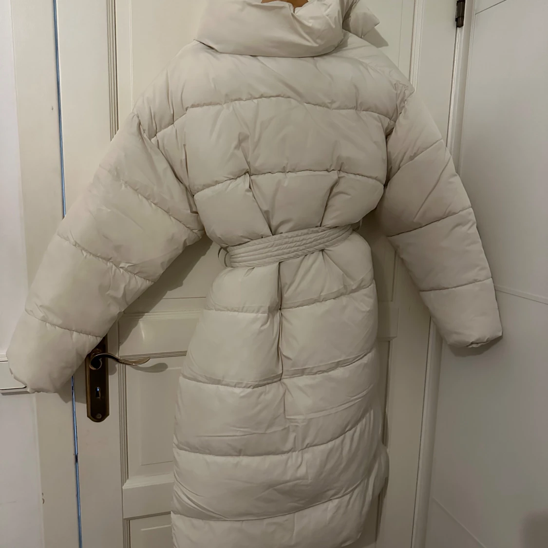 Vit lång pufferjacka från Bik Bok - 90