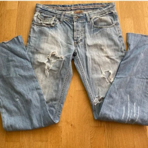 Lågmidjade jeans - Lågmidjade jeans med hål, bra skick💕 Midjemått: 39cm Innerbenslängd: 77 cm