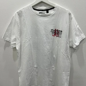 Vit T-shirt  - Oversized tshirt i storlek S men den passar även som M 