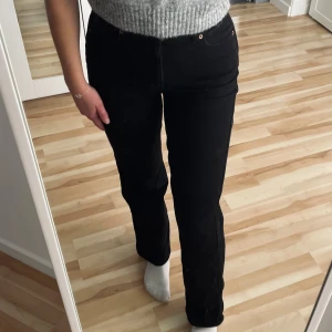 Svarta jeans från Dr. Denim - Säljer ett par svarta jeans från Dr. Denim. Högmidjade i en rak passform. 