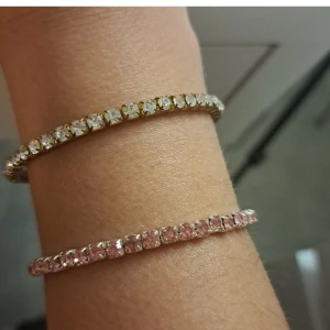 Två glittriga armband - Säljer två superfina armband som verkligen glittrar! Perfekta för att ge lite extra bling till din outfit, oavsett om det är för en fest eller vardag. Säljer 1 för 25 ELLER 2 FÖR 50 Kan kõpa 1 eller 2 tillsamns. Köpt från Ur O Penn.