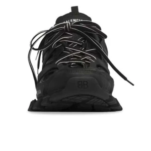 Svarta sneakers från Balenciaga - Säljer ett par svarta Balenciaga sneakers i storlek 44. De har en chunky design med snörning och är perfekta för en trendig look. Skorna är i nyskick och har en cool, modern stil.