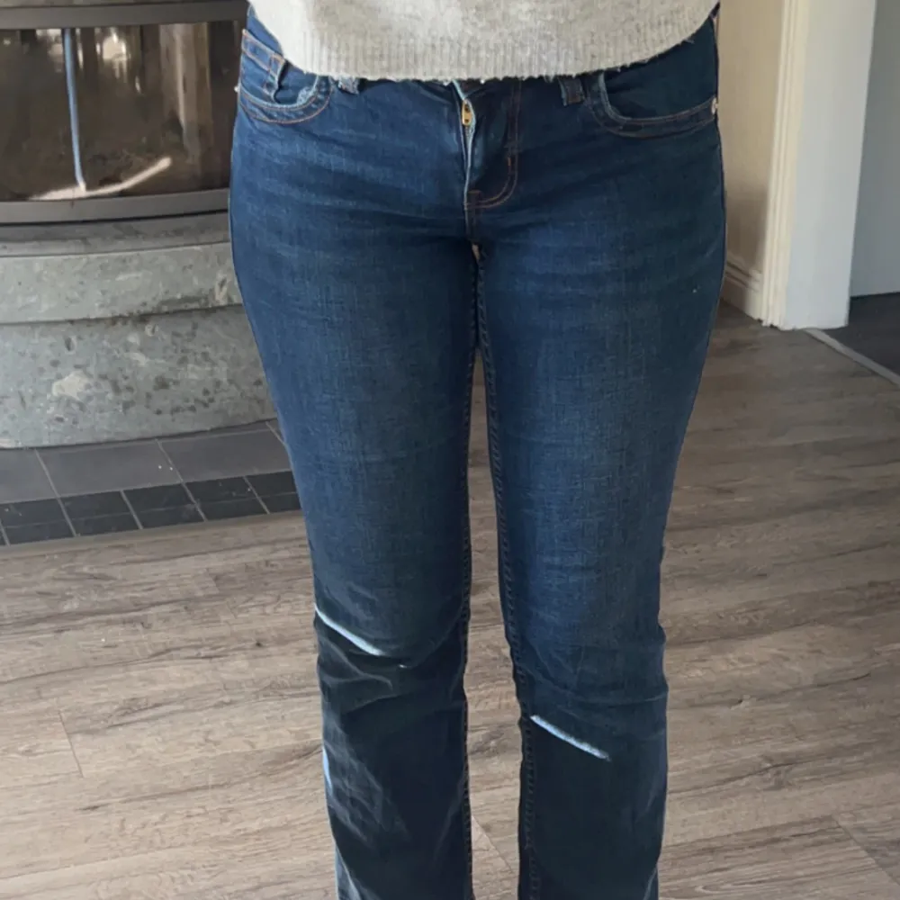 Säljer dessa Low waist jeansen i perfekt skick! Kommer inte till användning 💖. Jeans & Byxor.