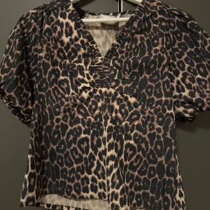 Neo Noir blus🩷 - Säljer denna super fina blusen från Neo Noir. Endast testad.🩷🩷