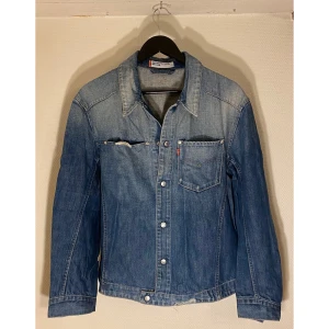 Levis Jeansjacka unik design - Storlek M passar även S  Skick 10/10