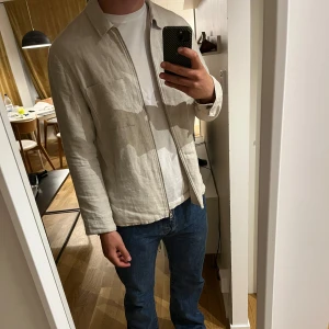 J.Lindberg overshirt  - Vit/beige overshirt (Julius Linen Overshirt - Tunna jackor) i mycket bra skick. Material är linen.   