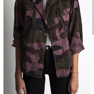 Quatre filles jacka - Jag säljer den här as snygga quatre filles jacka. Den är i jättebra skick!!! Nypris på jackan är 2500kr och jag säljer för endast 750