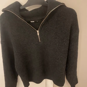 Mörkgrå tröja  - Mörkgrå tröja från Bikbok, har använts ett fåtal gånger och är i bra skick!💞