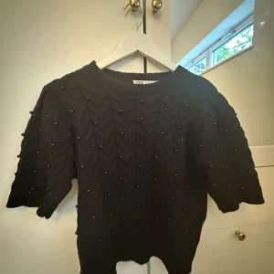 Stickad T-shirt från zara med pärlor  - Jötte söt stickad T-shirt från zara med jötte fina pärlor i jätte bra skick. Den är i storlek xl men passar mig som vanliga fall är xs/s