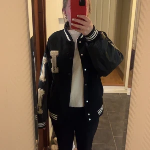 Baseball jacka - Svart baseball jacka med beige detaljer. Storlek M (Passar för dem som har S, storleken är som en oversized S), Säljs för att jag inte använder den längre. Använd fåtal gånger, skicket är som nytt. Pris kan diskuteras!! 