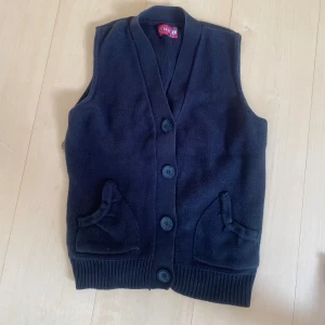 Stickad väst - Storlek L men motsvarar S