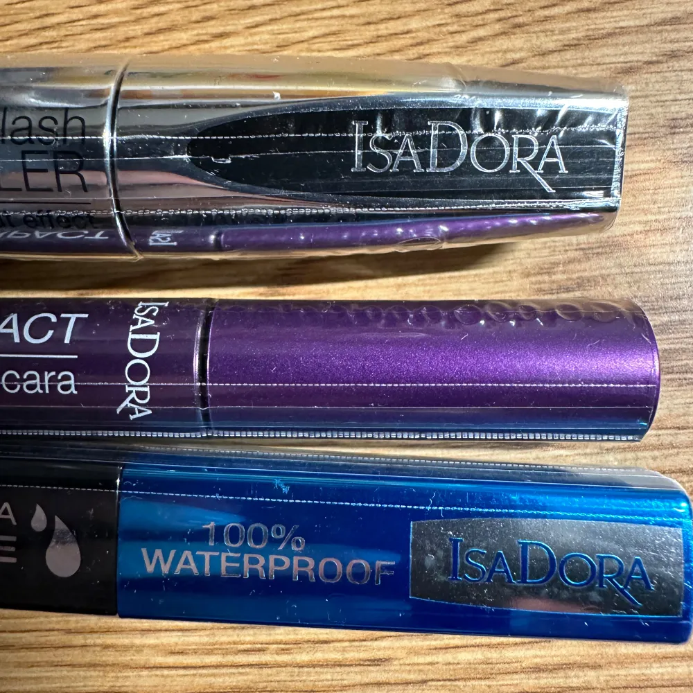 Isadora Mascara Set med tre olika mascaror: Volume Lash Styler, High Impact Lift & Curl Mascara och Build-Up Mascara Extra Volume 100% Waterproof.. Skönhet.