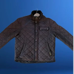 Polo Ralph Lauren Jacka - Hej, säljer nu denna super snygga och 9/10 jacka som är perfekt inför höstens kalla dagar🍂🍁. Nypris ca 3000kr😳Leverans sker med instabox eller PostNord inom 1-2 dagar.🥂🤝✅✨ 