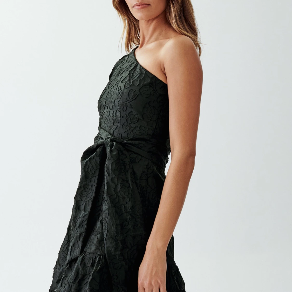 Svart oneshoulder klänning med blommigt mönster - 91