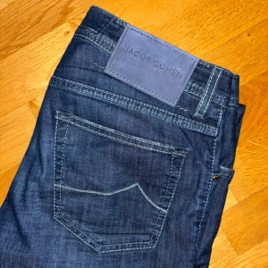Jacob Cohen jeans - Säljer mina Jacob Cohen i väldigt fint skick. Tveka inte på att höra av dig om du har frågor 