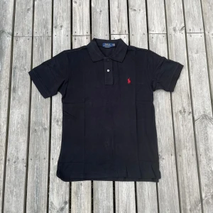Black Ralph Lauren  - Säljer en knappt använd Ralph Lauren tröja