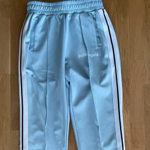  Palm Angels byxor  - Säljer ett par ljusblå byxor från Palm Angels. De är knappt använda och i toppskick 10/10. Storlek M men sitter som S. Om ni är intresserade av mer bilder och information, tveka inte att höra av er. Priset kan diskuteras. 🌟👖