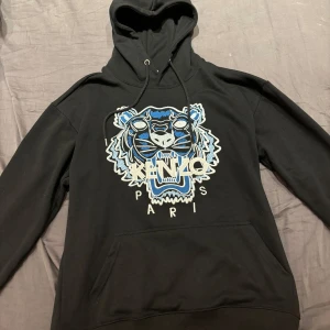 Kenzo hoodie - säljer denna fina kenzo paris tröja då jag sparar för moppe inget fel me tröjan  och med taggen är kvar 