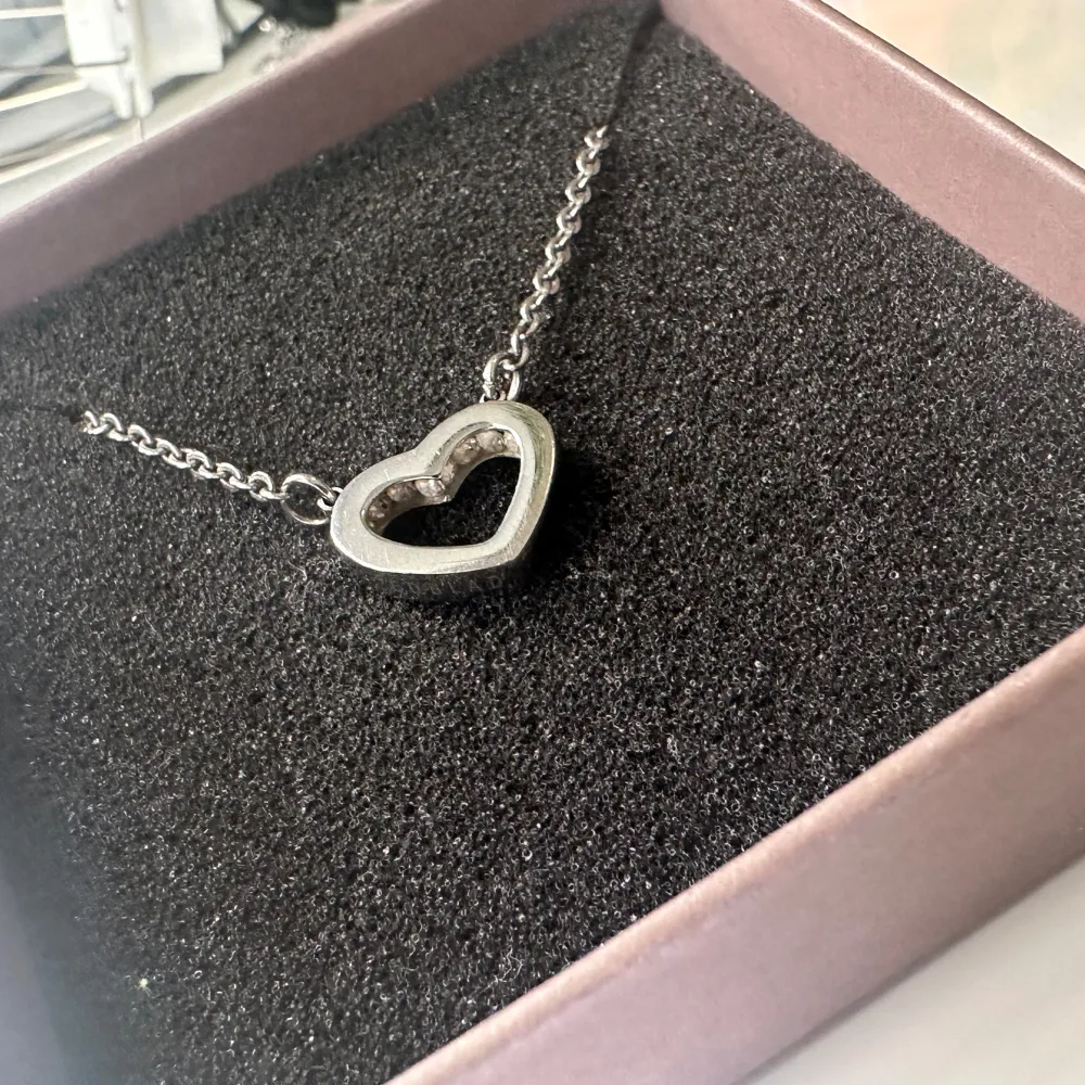 Silvrigt halsband från Edblad jag fått för många år sedan. Inte kommit mycket till andvändning då jag bara använder guldiga smycken. Fortfarande i bra skick. Skriv om ni har mer frågor💞. Asusteet.