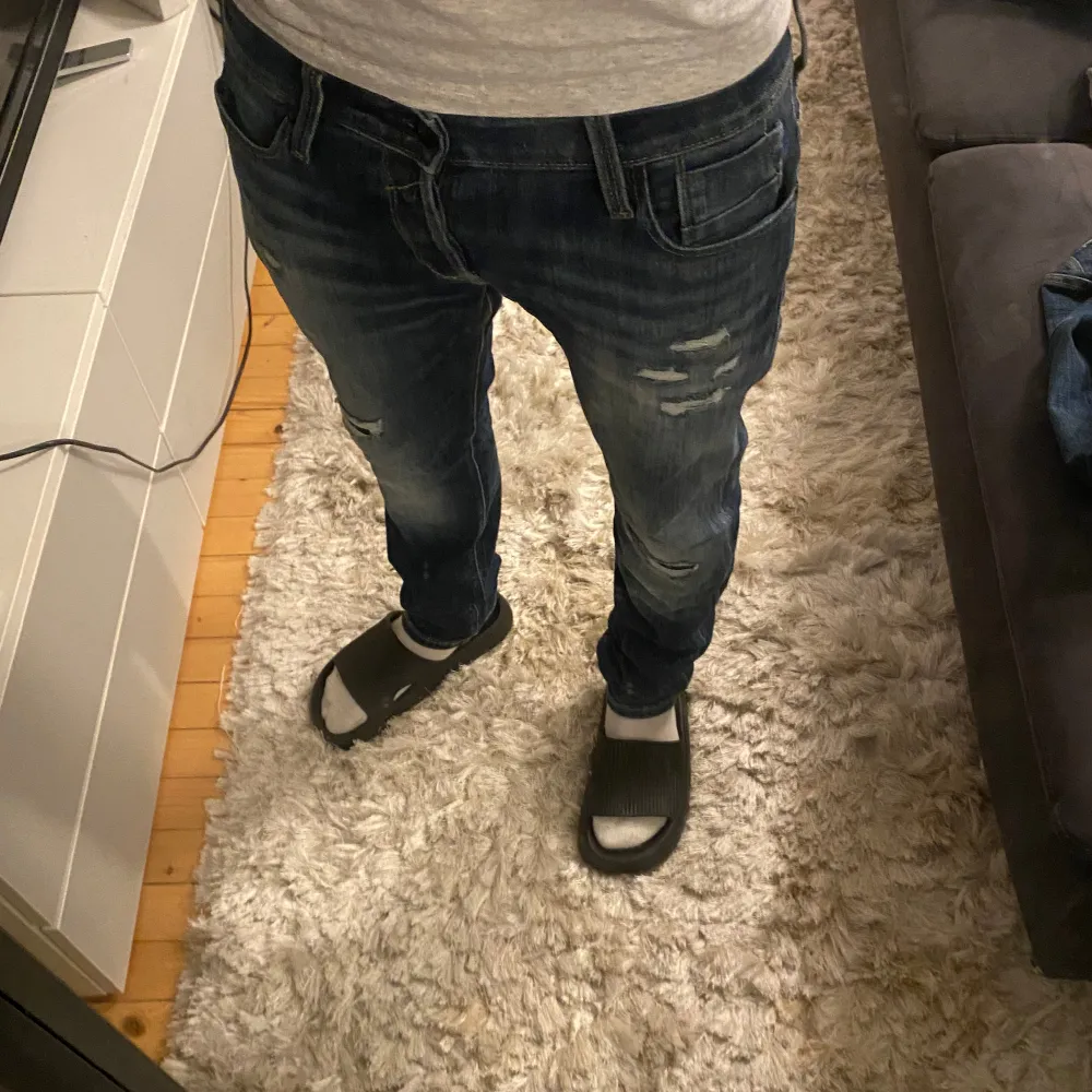 Säljer dessa jättesnygga och slutsålda jack and jones jeansen. De är i väldigt bra skick alla slitningar är modellen. Storlek 30/30. Skriv för fler bilder/frågor. Jeans & Byxor.