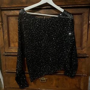 Festtopp - Unik och jättefin fest topp som tyvärr aldrig använts, köpt på en butik i Norge i somras, en onesize storlek men skulle säga att den passar från xs-M