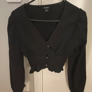 Svart blus - Säljer en blus i mycket bra skick. 🙌🙌köpt förb 299 kr 