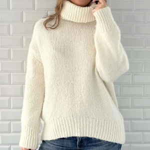 Tjock stickad tröja  - Jätte mysig polotröja till vintern 🤍 Jätte fint skick 